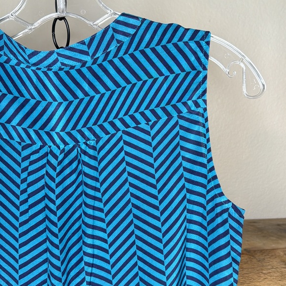 Banana Republic women’s silk sleeveless geometric pattern blue blouse, size XS - Picture 10 of 14